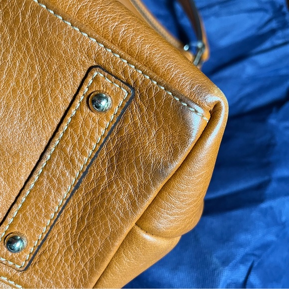 GUC Dooney and Bourke classic style shoulder bag. - Picture 3 of 6